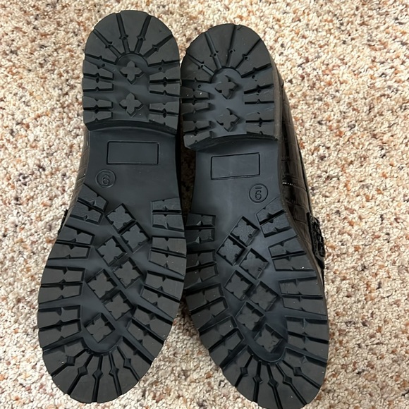 Black Women’s size 9 Snake Skin Loafers - Picture 5 of 5